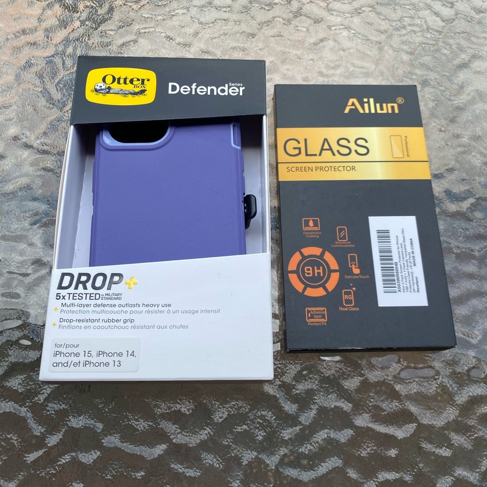 iPhone 15  / 14  / or 13 Otterbox Defender phone case & screen protector 
New!
